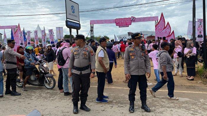 Polisi lakukan pengamanan Kampanye rapat umum Pasangan Calon (Paslon) Wali Kota dan Wakil Wali Kota Singkawang Nomor Urut 02, Tjhai Chui Mie, S.E., M.H., dan Muhammad, S.E., M.H., berlangsung pada Jumat (22/11/2024) pukul 13.00 WIB di lahan kosong samping SPBU Jl. Tani, Kelurahan Pasiran, Kecamatan Singkawang Barat.