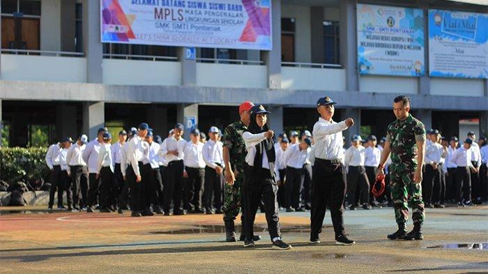 SMK SMTI Pontianak menyelenggarakan pembukaan Masa Pengenalan Lingkungan Sekolah (MPLS) bagi siswa baru kelas X, Senin 10 Juli 2023.