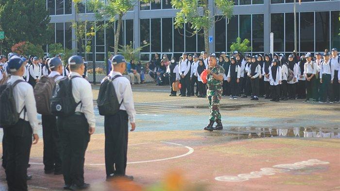 SMK SMTI Pontianak menyelenggarakan pembukaan Masa Pengenalan Lingkungan Sekolah (MPLS) bagi siswa baru kelas X, Senin 10 Juli 2023.