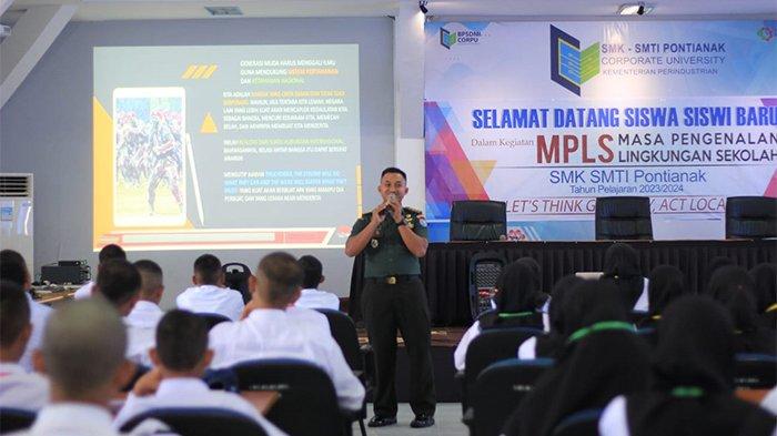 SMK SMTI Pontianak menyelenggarakan pembukaan Masa Pengenalan Lingkungan Sekolah (MPLS) bagi siswa baru kelas X, Senin 10 Juli 2023.