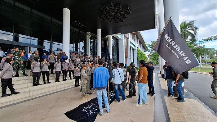 AKSI MAHASISWA - Mahasiswa Solmadapar bernegosiasi dengan anggota Satpol PP Prov Kalbar untuk berunjukrasa Senin 2 Juni 2025 sore sekitar pukul 15.21 WIB di kantor Gubernur Kalbar yang berada di jalan Ahmad Yani Kota Pontianak.