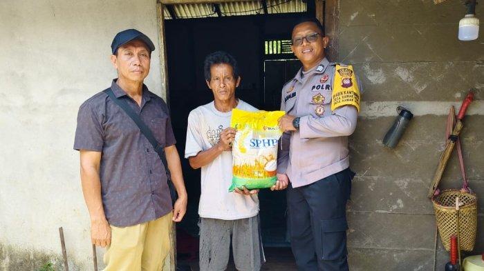 Bhabinkamtibmas Polsek Sekadau Hulu melaksanakan kegiatan sosial dengan menyalurkan bantuan paket sembako dari Polres Sekadau kepada warga yang kurang mampu, Rabu 18 September 2024