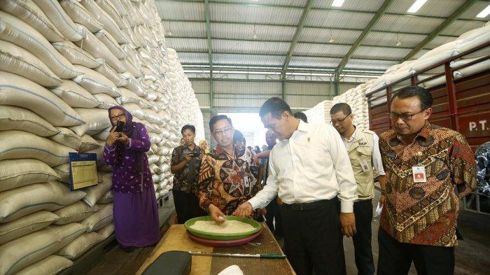 Menteri Pertanian Andi Amran Sulaiman meninjau pasokan beras di kompleks pergudangan Bulog, Banjarkemantren, Buduran, Sidoarjo, Kamis (27/6). Andi Amran Sulaiman kembali jadi Mentan RI