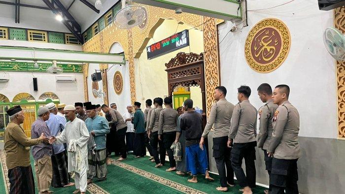 Personel Polres Kapuas Hulu melaksanakan kegiatan Sholat Subuh Keliling di Masjid Nurul Iman, Jl Antasari, Kecamatan Putussibau Utara.