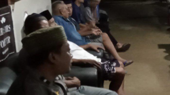 Bhabinkamtibmas Polsek Menyuke Aipda Heni Wintoko dan Aipda Agustiyansah Mengikuti Kegiatan Subuh Keliling Selasal 17 September 2024.