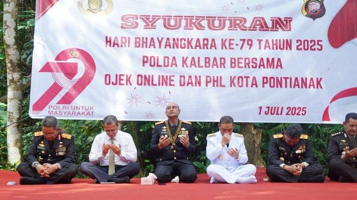 HARI BHAYANGKARA - Polda Kalbar syukuran dengan elemen masyarakat, termasuk pekerja harian lepas (PHL), pengemudi ojek online (Ojol), akademisi, serta masyarakat umum, sebagai wujud sinergi dan kedekatan antara Polri dan masyarakat, Selasa 1 Juli 2025. Syukuran dalam rangka memperingati Hari Bhayangkara ke-79 digelar di 10 titik.