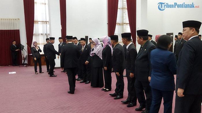 Gubernur Kalimantan Barat, Sutarmidji tampak berjalan menuju barisan untuk memberikan ucapan selamat kepada Pejabat Pimpinan Tinggi Pratama di Lingkungan Pemerintah Provinsi Kalimantan Barat, yang dilantik di Balai Petitih, Kamis 3 Agustus 2023.