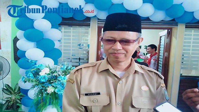 Kepsek SMKN 3 Pontianak, Syahri diwawancarai setelah acara launching Bank Mini yang berlangsung di sekolah SMKN 3 Pontianak, Senin 4 September 2023.