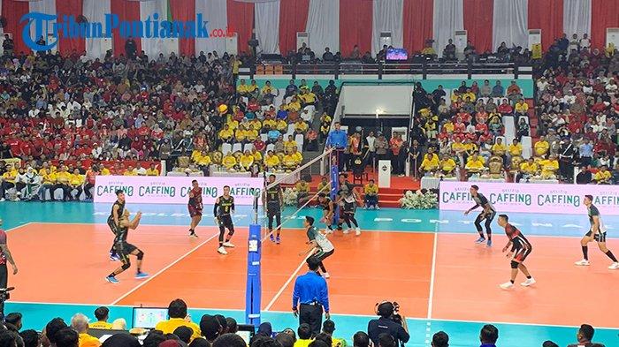 Pertandingan Grand Final Tim Bola Voli Putra Kapolri Cup 2023 mempertemukan Tim Kalimantan Barat (Kalbar) dan Jawa Timur (Jatim), berlangsung di GOR Pangsuma, Sabtu 2 September 2023.