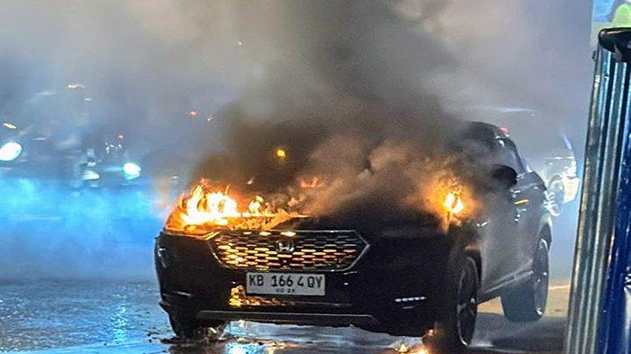 Mobil Honda HR-V bernopol KB 1664 QY terbakar di depan Transmart Kubu raya jalan A.Yani II Kec Sui Raya pada Minggu 17 Maret 2024 malam