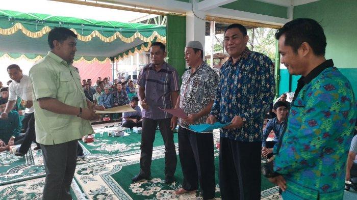 Anggota DPRD Provinsi Kalbar, Muhammad Rizka Wahab menerima hasil Musrenbang yang diserahkan oleh perwakilan kades di Kecamatan Sintang saat reses ke Sintang.