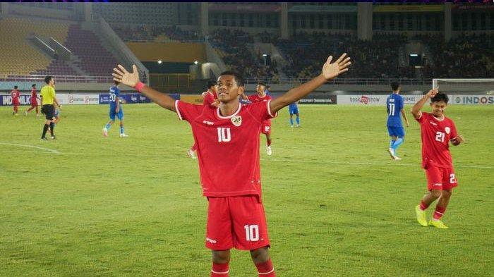 Pemain timnas U16 Indonesia melakukan selebrasi ketika mencetak gol lawan Singapura di laga perdana Asean Boys U16 2024.