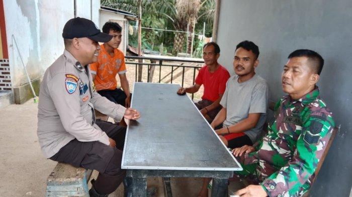 Polri dan TNI terus bersinergi melakukan Cooling System melalui giat patroli sambang ke seluruh lapisan masyarakat di wilayah Kecamatan Air Besar Kabupaten Landak, Minggu 8 September 2024.