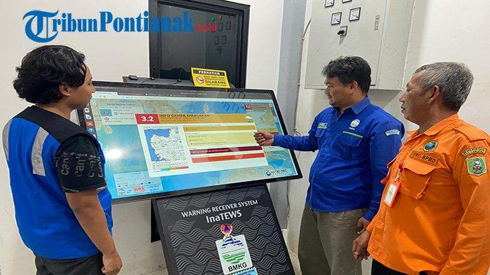 Ketua Tim Reaksi Cepat (TRC) Badan Penanggulangan Bencana Daerah (BPBD) Kabupaten Sanggau Tri Dibyo bersama BMKG Stageop Balik Papan dan BMKB Stamet Supadio saat memonitor warning receiver system (WRS) di TRC BPBD Sanggau, Kalimantan Barat, Selasa 7 Mei 2024.