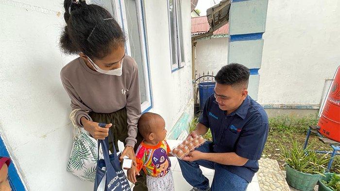 Tribun Pontianak membagikan donasi telur dari PT Telkom Ondonesia kepada anak-anak stunting di Poskesdes, Jalan Adi Sucipto Dusun Telok Indah Desa Teluk Kapuas Kecamatan Sungai Raya Kabupaten Kubu Raya, Rabu 6 September 2023.