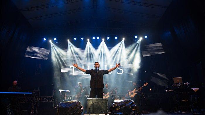 Tulus meriahkan Festival Generasi Happy yang digelar di Qubu Resort, Pontianak, Sabtu 1 Juli 2023.
