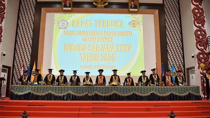 Universitas Panca Bakti (UPB) Pontianak melaksanakan wisuda sarjana XXXV Tahun 2023, di gedung Convention Centre UPB Pontianak, Jalan Komyos Sudarso Pontianak, Kalimantan Barat, Selasa 19 September 2023.