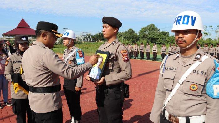 Kapolres Kubu Raya, AKBP Wahyu Jati Wibowo, S.I.K, S.H.,M.H menandai personel yang dipecat secara tidak dengan hormat kepada personel setelah Upacara Kesadaran Nasional yang diselenggarakan di lapangan Apel Polres Kubu Raya, Senin 18 Maret 2024 pukul 08.00 WIB.