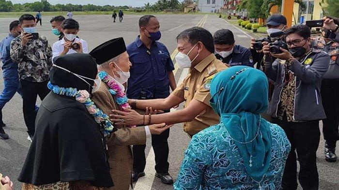 Wakil Presiden RI Kesembilan asal Kabupaten Ketapang Hamzah Haz Saat Disambut Wakil Bupati Ketapang Farhan di Bandara Rahadi Oesman Ketapang