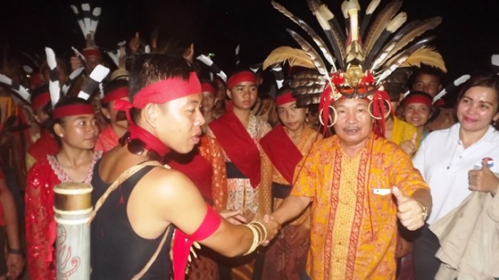 Yansen Akun Effendy saat bersalaman dengan warga di desa Padikaye, kecamatan Bali