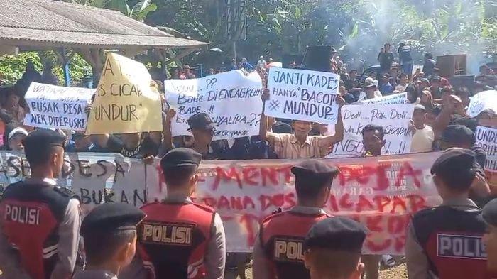 AKSI WARGA DESA - Ratusan warga Desa Cicapar, Kecamatan Banjarsari, Kabupaten Ciamis, turun ke jalan berunjuk rasa untuk menyuarakan keresahan mereka terhadap kepemimpinan Kepala Desa yang dinilai tidak transparan dan minim komunikasi, pada Rabu (9/7/2025).