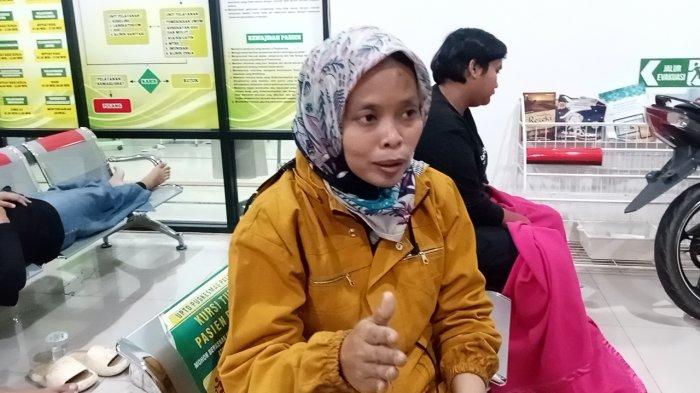 Adewiah, guru pendamping siswa-siswa SMK Lingga Kencana Depok, menceritakan detik-detik kecelakaan maut bus pariwisata yang membawa rombongan para siswanya, di Ciater, Subang, Jawa Barat, Sabtu (11/5/2024).