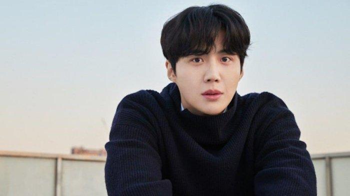 Aktor Kim Seon Ho yang baru-baru ini terjerat skandal (Soompi)