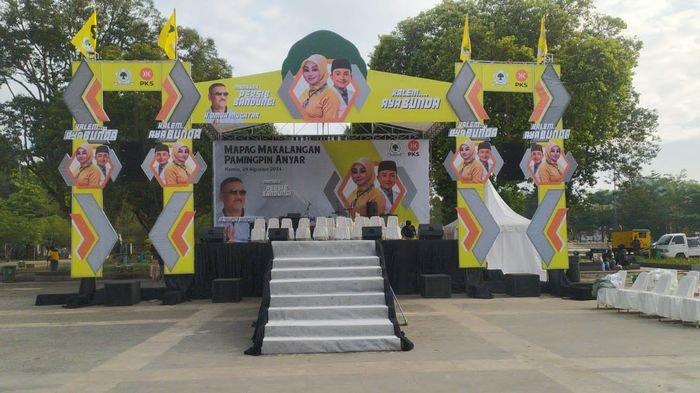Suasana di Alun-alun Sumedang menjelang deklarasi pasangan bakal calon bupati dan calon wakil Bupati Sumedang, Eni Sumarni - Ridwan Solichin, Kamis (29/8/2024).
