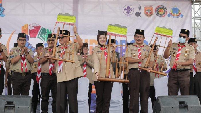 Atalia Praratya (tengah depan) sedang memainkan angklung pada acara PWD Kwarda Pramuka Jabar 2022 di Garut, Sabtu (19/11/2022).