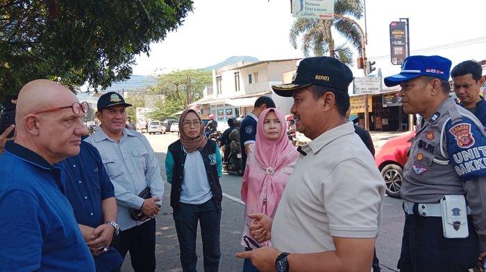BUPATI PERHATIKAN OLAH TKP - Unit Gakkum Satuan Lalu Lintas (Satlantas) Polres Sumedang mengolah tempat kejadian perkara (TKP) tertabraknya seorang mahasiswi ITB hingga hilang nyawa. Dalam olah TKP ini, Bupati Sumedang Dony Ahmad Munir hadir, Sabtu (7/6/2025).