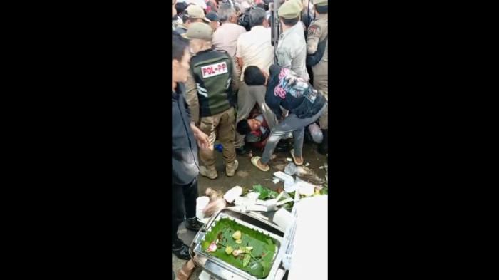TERJEPIT - Ribuan orang berdesak-desakan di pintu gerbang masuk Pendopo Garut saat antre makan gratis saat pesta rakyat pernikahan anak Gubernur Jabar Dedi Mulyadi, Maula Akbar, dengan Wabup Garut, Putri Karlina di Alun-alun Garut, Jumat 18 Juli 2025. TIga korban diketahui meninggal dunia terjeoit massa.