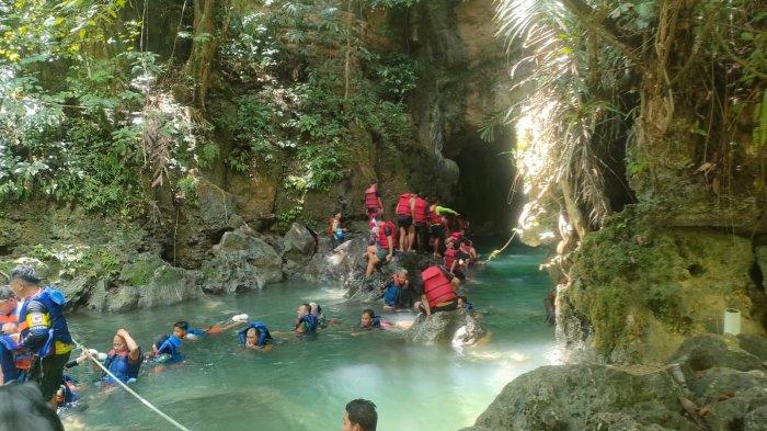 Kunjungan wisatawan di Sungai Citumang Pangandaran membeludak pada Minggu 19 November 2023.