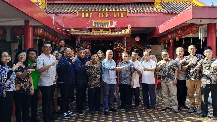 Calon Gubernur Jawa Barat Ilham Akbar Habibie mendatangi Kampung Kerukunan Ciamis yang membuatnya kagum karena ada tiga tempat ibadah di satu lokasi yang sangat berdekatan, Senin (19/8/2024).