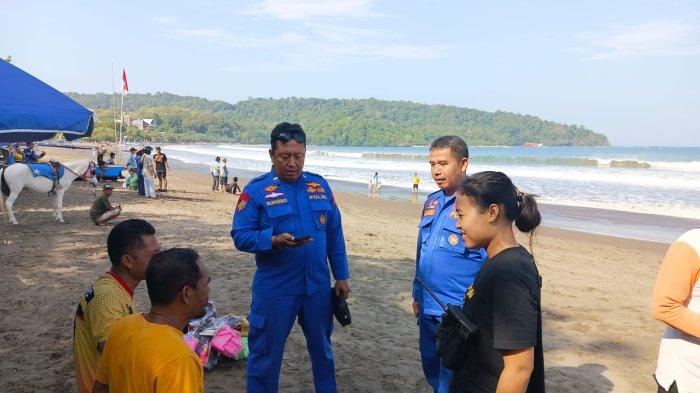 Dihantam ombak laut, empat wisatawan asal Bandung terseret arus di Pantai Pangandaran Jawa Barat.