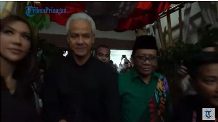 Bacaprea Ganjar Pranowo dan Bacawapres Mahfud MD saat memasuki Kantor DPP PDIP di Jl Diponegoro Jakarta, Rabu (18/10/2023).