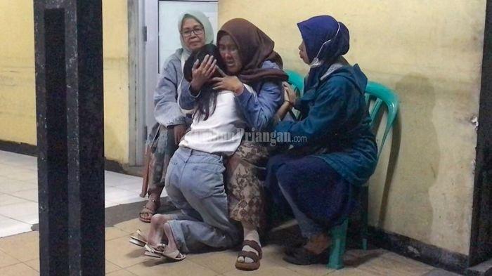 Suasana saat ibu korban Mahasiswa Unsil yang meninggal di kamar indekos Tasikmalaya bertemu dengan kekasih korban di RSUD dr Soekardjo, Rabu (31/7/2024) tengah malam.