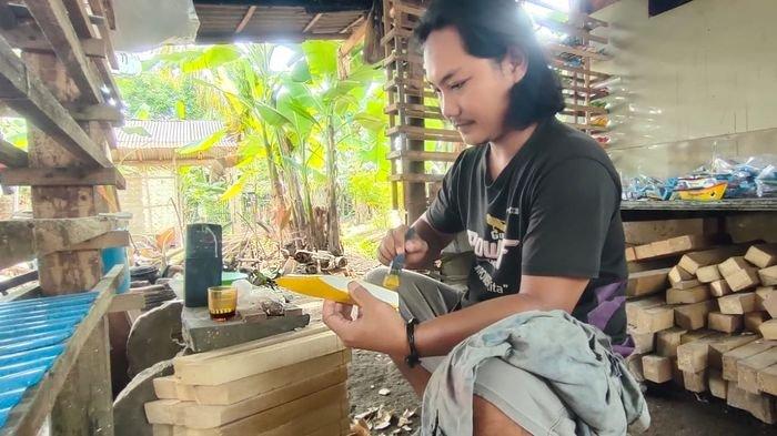 Idham Hamdani perajin miniatur perahu khas Pangandaran saat melakukan aktivitasnya, Sabtu (18/1/2025).