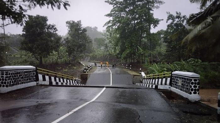 Jembatan di ruas jalan Loji - Puncak Darma, Km Bdg 161+784 amblas, imbas hujan dengan intensitas tinggi yang melanda Kabupaten Sukabumi.
