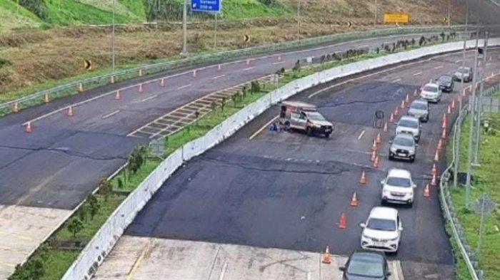 STRUKTUR TOL RUSAK - Pergerakan tanah yang terjadi di sekitar Jalan Tol Cisumdawu, tepatnya di Blok Binong–Bojongtotor, Desa Sirnamulya, Kecamatan Sumedang Utara, Kabupaten Sumedang.