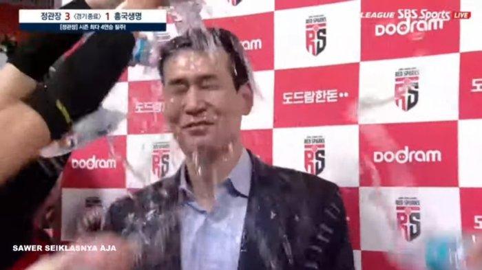 Pelatih Red Sparks, Ko Hee-jin diguyur air oleh para pemain Red Sparks usai diwawancara reporter.