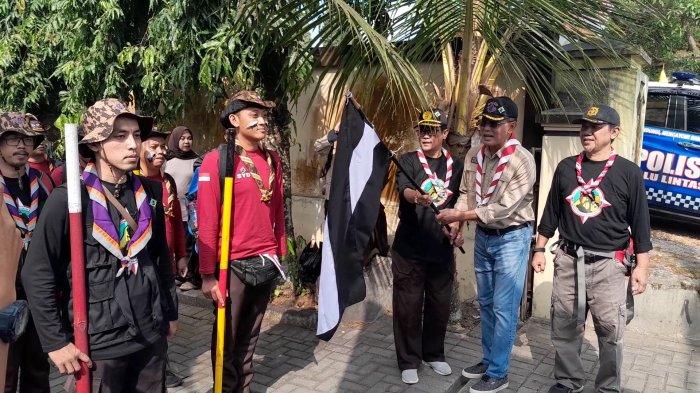 Ketua Kwarcab Pramuka Ciamis Nanang Permana dan Bupati Ciamis Herdiat Sunarya saat melakukan pelepasan peserta Gerak Napak Pancer (GNP) Lintas Kota 1 tahun 2023, Sabtu (26/8/2023)