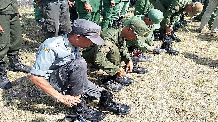 Sebanyak 30 Linmas asal Kabupaten Tasikmalaya dapat rejeki nomplok usai diberikan sepatu PDL dari Polres Tasikmalaya ketika menghadiri apel besar persiapan Pilkada 2024, yang berlokasi di lapangan Pramuka, Kecamatan Mangunreja, Rabu (16/10/2024).