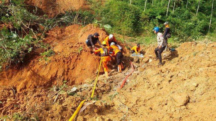 Bencana longsor terjadi di Kampung Sirnagalih, Desa Talagajaya, Kecamatan Banjarwangi Kabupaten Garut, Jawa Barat, Kamis (25/4/2024) malam. Tiga orang dilaporkan hilang tertimbun.