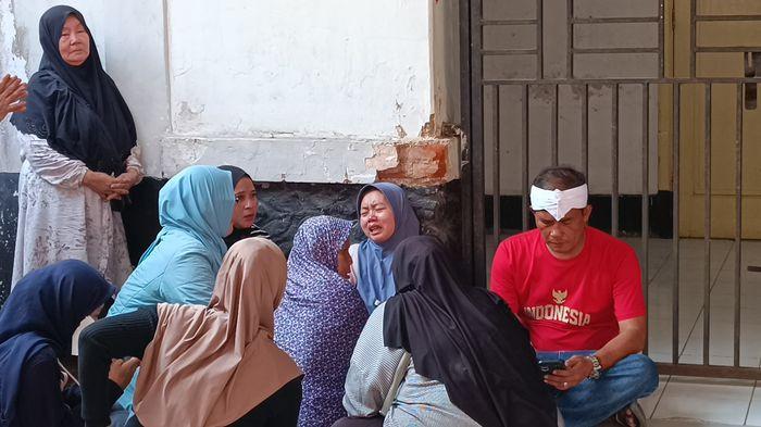 MAKAN GRATIS PERNIKAHAN - Warga mengantri di gerbang pendopo Garut menunggu gelaran makan gratis yang merupakan rangkaian kegiatan pernikahan Wakil Bupati Garut Putri Karlina dan Maula Akbar putra dari Gubernur Jawa Barat Dedi Mulyadi, Jumat (18/7/2025) siang.