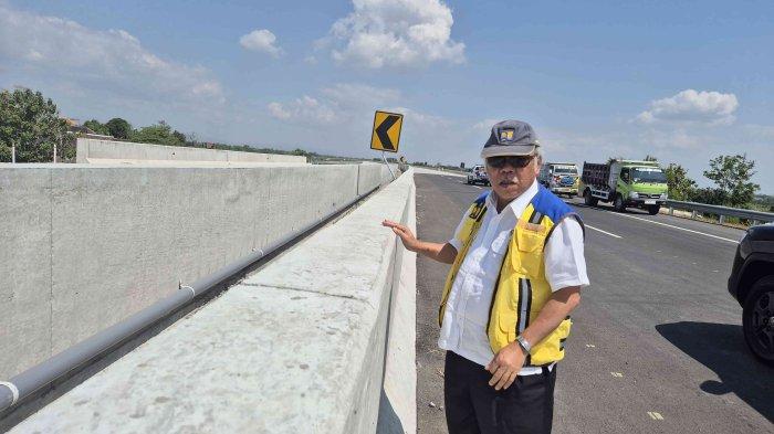 Seusai kunjungan kerja ke IKN Nusantara, Menteri Pekerjaan Umum dan Perumahan Rakyat (PUPR) Basuki Hadimuljono bergeser ke Jawa Tengah meninjau progres pembangunan Jalan Tol Solo - Yogyakarta di Jawa Tengah, Rabu (24/7/2024).