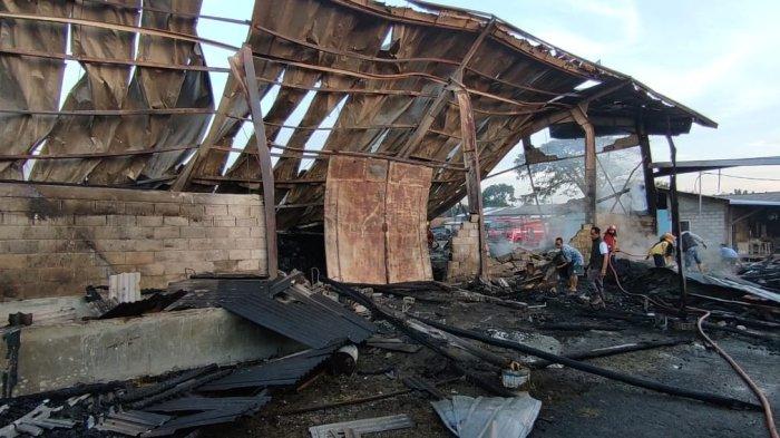 Sebuah ledakan misterius terjadi saat kebakaran melanda pabrik industri pengolahan rotan di Desa Karang Asem, Kecamatan Plumbon, Kabupaten Cirebon, Jawa Barat, Senin (22/4/2024) dini hari.