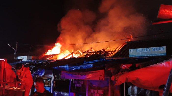 KEBAKARAN - Pedagang panik berjibaku selamatkan barang saat kebakaran melanda Blok A Pasar Manis Ciamis pada Kamis (27/2/2025) sekitar pukul 19.00 WIB.