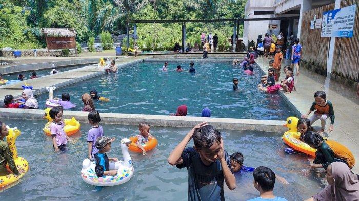 Wisatawan sedang berenang di Pemandian Alam Cipanas Galunggung Tasikmalaya.
