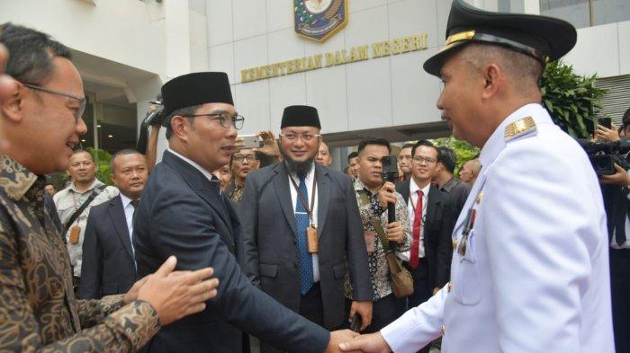 Penjabat (Pj) Gubernur Jawa Barat, Bey Machmudin (kanan)
