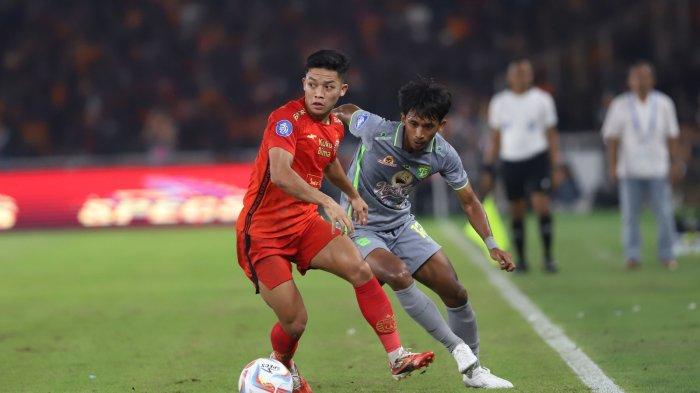 Pemain Persija Jakarta berjibaku melawan pemain Persebaya Surabaya pada laga lanjutan pekan ke-5 di Stadion Gelora Bung Karno, Jakarta, Minggu (30/7/2023).
